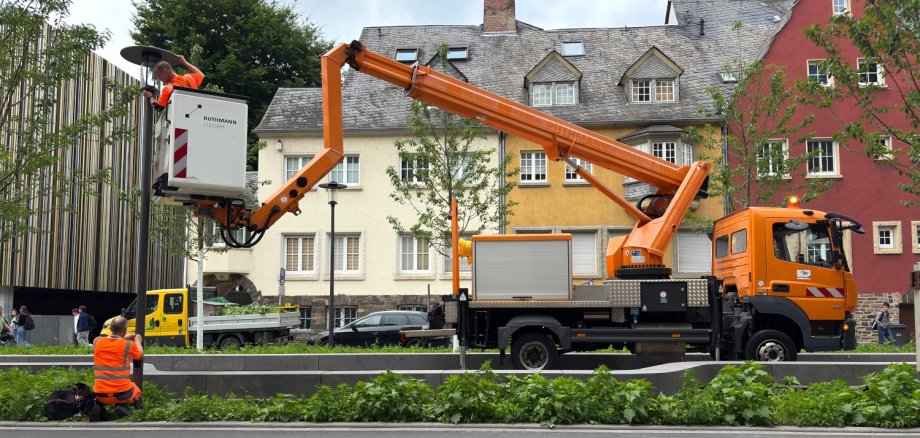 Hubsteiger Arbeiten an Beleuchtungsmast Südallee 20181102_104414.jpg