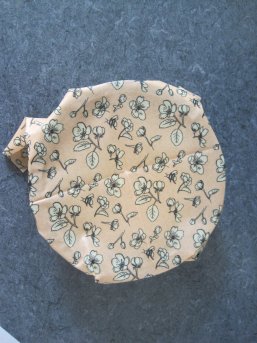 Foto von einem Bienenwachstuch zum Verpacken von Lebensmitteln Foto von einem Bienenwachstuch zum Verpacken von Lebensmitteln