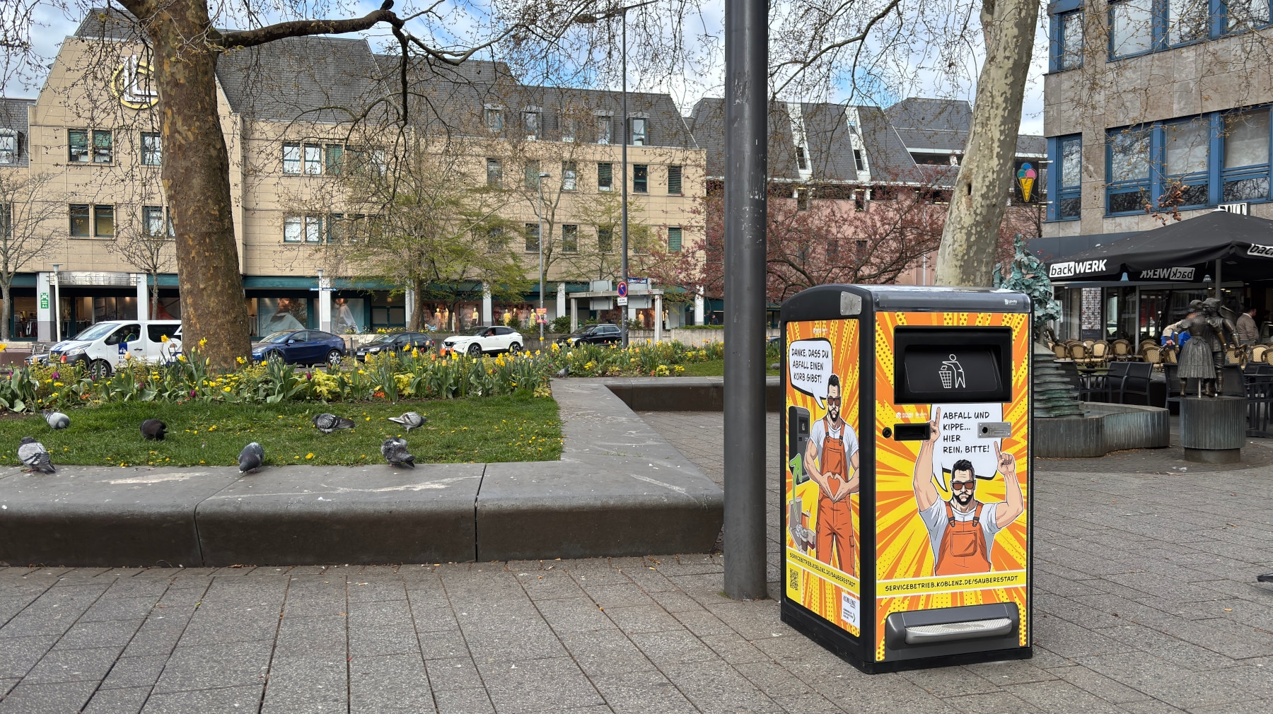 In der Koblenzer Innenstadt werden derzeit neuartige Papierkörbe getestet, die aufgrund von Verdichtung ein Vielfaches des regulären Abfallvolumens eines Papierkorbs aufnehmen können. 