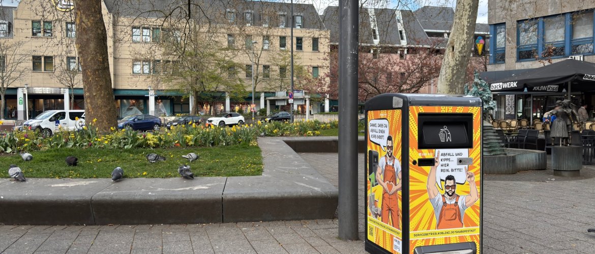 In der Koblenzer Innenstadt werden derzeit neuartige Papierkörbe getestet, die aufgrund von Verdichtung ein Vielfaches des regulären Abfallvolumens eines Papierkorbs aufnehmen können. 