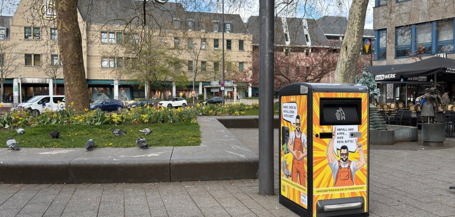In der Koblenzer Innenstadt werden derzeit neuartige Papierkörbe getestet, die aufgrund von Verdichtung ein Vielfaches des regulären Abfallvolumens eines Papierkorbs aufnehmen können. 