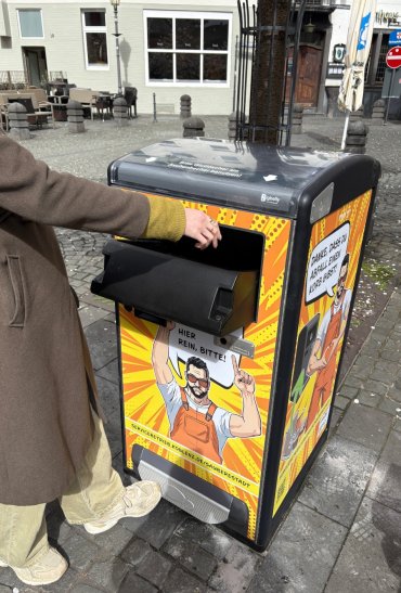 Die Papierkörbe sind barrierefrei, weil sie auf zwei Arten geöffnet werden können: per Handgriff oder Fußpedal.
