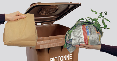 Bioabfälle in Zeitungspapier oder Papiertüten verpackt in die Biotonne geben