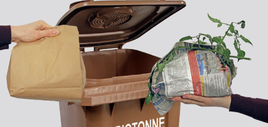 Bioabfälle in Zeitungspapier oder Papiertüten verpackt in die Biotonne geben