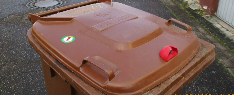 Alte Biotonne mit Deckelschloss