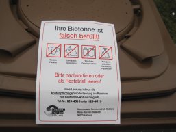 Biotonne_Aufkleber falsch befüllt