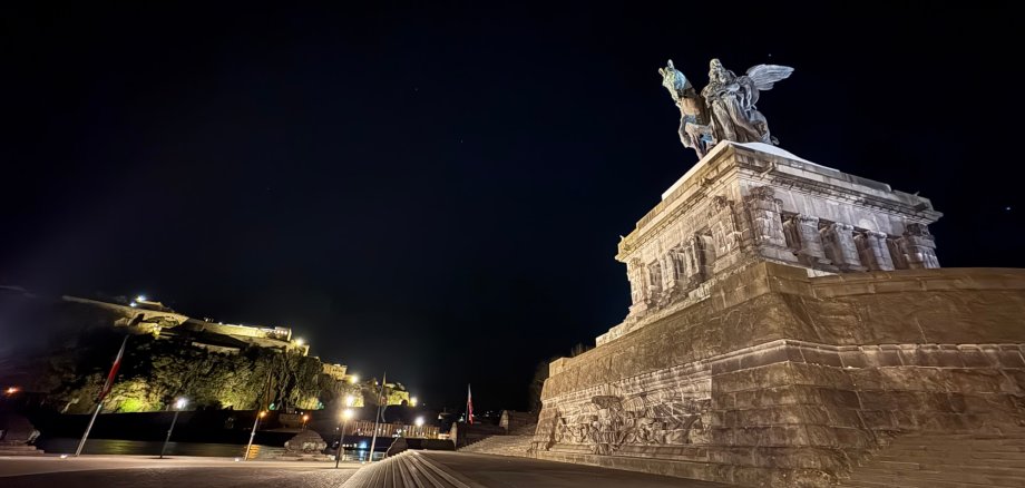 Im Zuge der Earth Hour am 22. März 2025 (20:30 und 21:30 Uhr) wird auf die Beleuchtung des Kaiser-Wilhelm-Denkmals am Deutschen Eck sowie des Festungshangs verzichtet. 20181102_104414.jpg