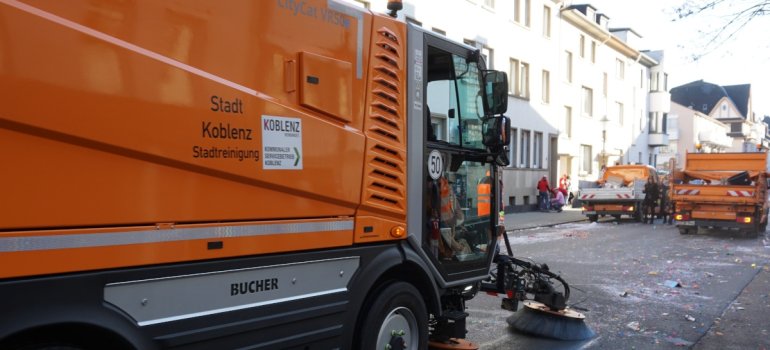 Elektro-Kehrmaschine im Einsatz Elektro-Kehrmaschine im Einsatz