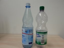 Foto einer Einweg- bzw. Mehrwegflasche Foto einer Einweg- bzw. Mehrwegflasche