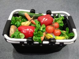 Foto Korb mit Obst und Gemüse ohne Verpackungen Foto Korb mit Obst und Gemüse ohne Verpackungen