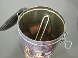 Foto von Kaffeedose mit Kaffeepulver Foto von Kaffeedose mit Kaffeepulver