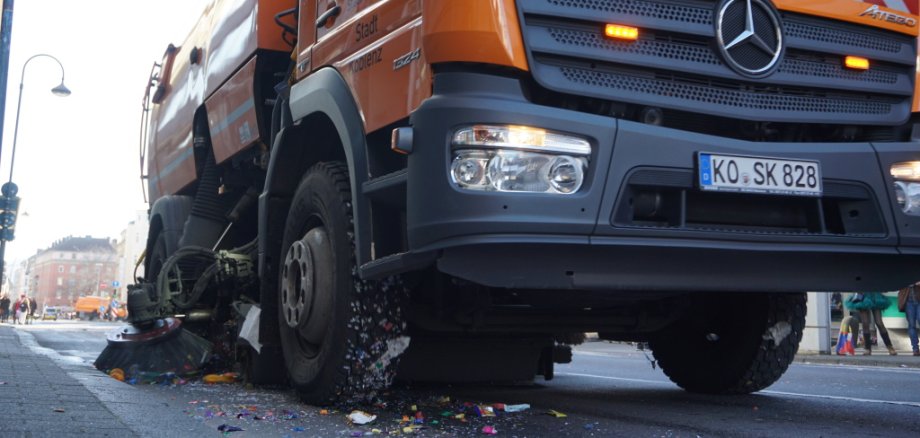 Kehrmaschine kehrt nach dem Rosenmontagsumzug am 3. März 2025 die Straße 20181102_104414.jpg
