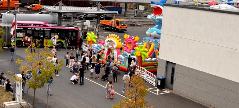 Tag der offenen Tür 2026 beim Kommunalen Servicebetrieb Koblenz: Eine riesengroße Hüpfburg zählte zu den Hauptattraktionen der Veranstaltung. Die riesengroße Hüpfburg wurde von zahlreichen Kindern gestürmt. Ebenfalls im Bild: Ein mit unseren Biotonnen-Kampagnenmotiven folierter Gelenkbus der koveb.