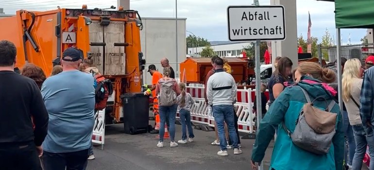 Tag der offenen Tür 2026 beim Kommunalen Servicebetrieb Koblenz: Das Mülltonnen-Kippen am Müllwagen war bei den Besucherinnen und Besuchern sehr beliebt. Mülltonnen-Kippen am Müllwagen beim Tag der offenen Tür 2026 beim Kommunalen Servicebetrieb Koblenz