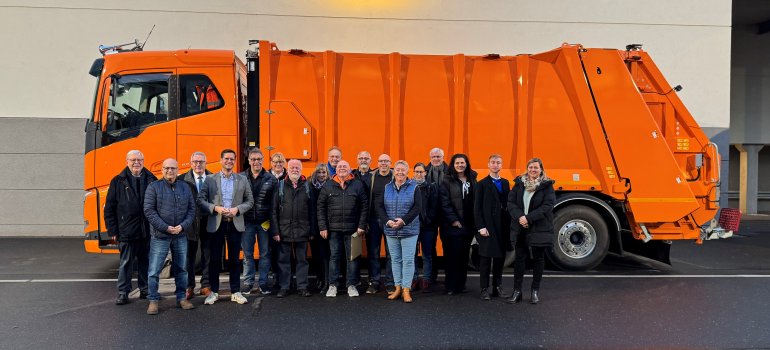 Müllwagen_elektrisch_mit Werkausschuss und Bgm