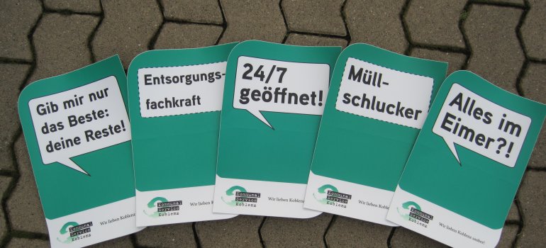 Aufkleber auf öffentlichen Papierkörben 