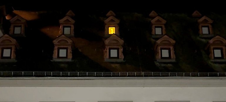 Adventskalender auf dem Rathausdach auf der Seite Jesuitenplatz bei Nacht