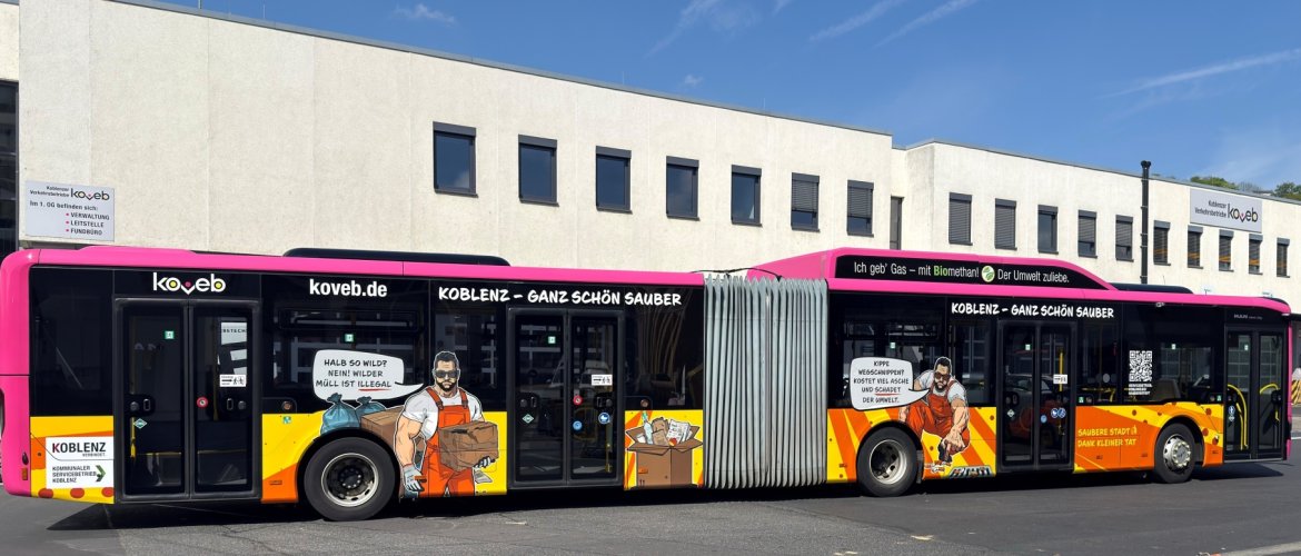 Straßenreiniger Reiner Busfolierung Kampagne Stadtsauberkeit