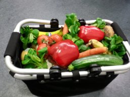 Foto Korb mit Obst und Gemüse ohne Verpackungen Foto Korb mit Obst und Gemüse ohne Verpackungen