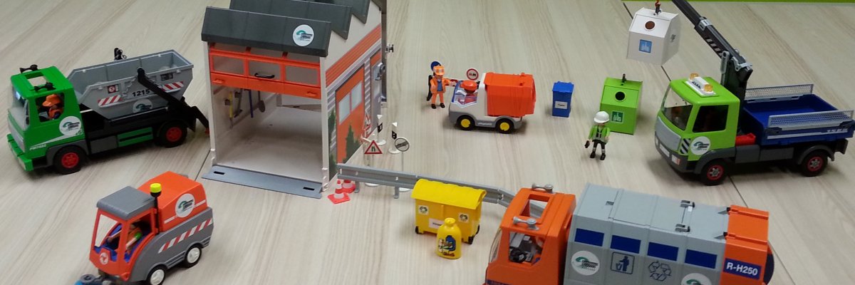 Foto Kindergarten und Entsorgungsfahrzeuge Foto Kindergarten und Entsorgungsfahrzeuge