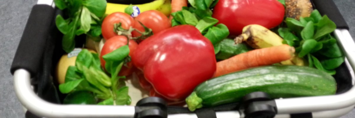 Foto Korb mit Obst und Gemüse ohne Verpackungen Foto Korb mit Obst und Gemüse ohne Verpackungen