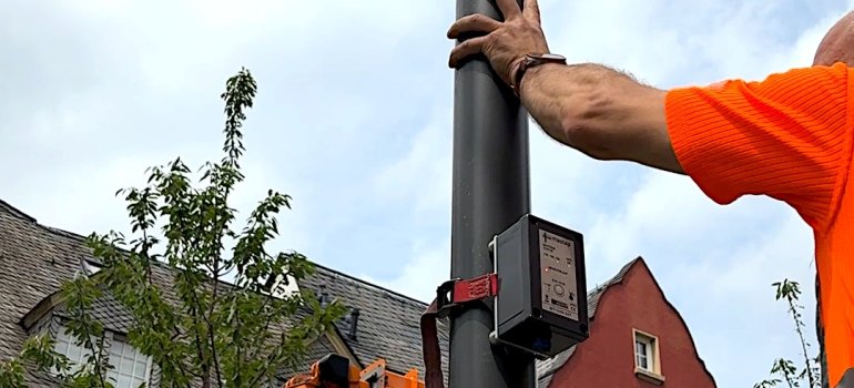 Standsicherheitsprüfung eines Lichtmastes. Standsicherheitsprüfung eines Lichtmastes.